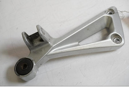 Framsidan på Fotpinnefäste från en Yamaha BT 1100 -2002 motorcykel.