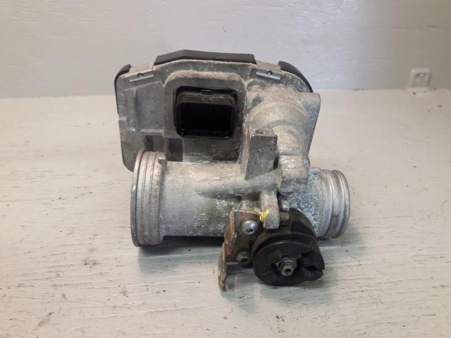 Framsidan på Spjällhus från en Aprilia RS 125 -2017 motorcykel.