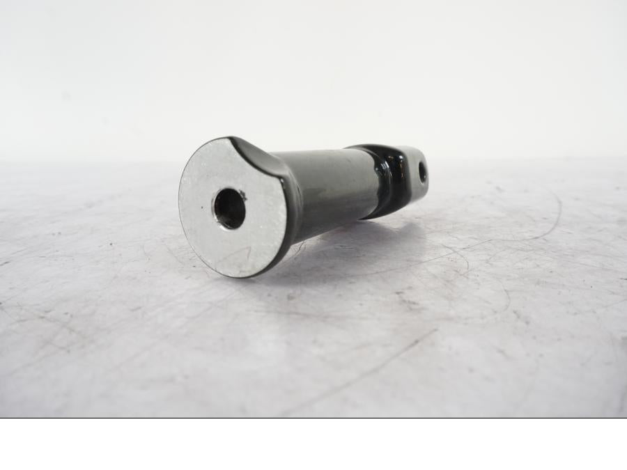 Höger sida på Fotpinnefäste från en H-D Softail Sport Glide FLSB -2022 motorcykel.