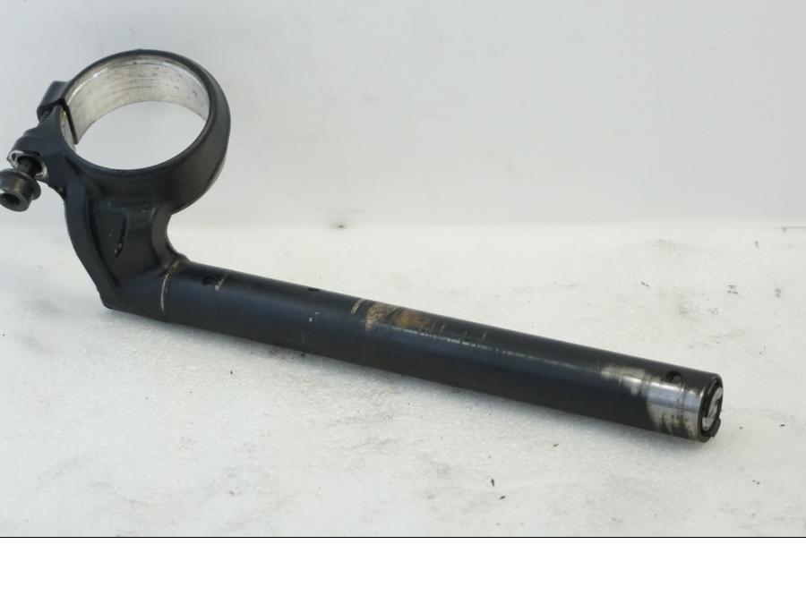 Baksidan på Styre från en Honda CBR 1000 RR -2010 motorcykel.