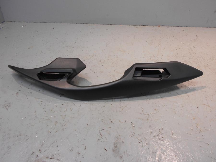 Framsidan på Passagerarhandtag från en Kawasaki Ninja H2 -2018 motorcykel.