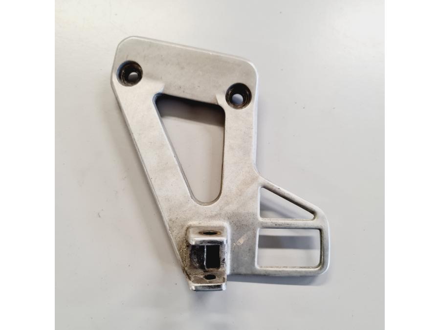 Framsidan på Fotpinnefäste från en Honda XRV 750 -1999 motorcykel.