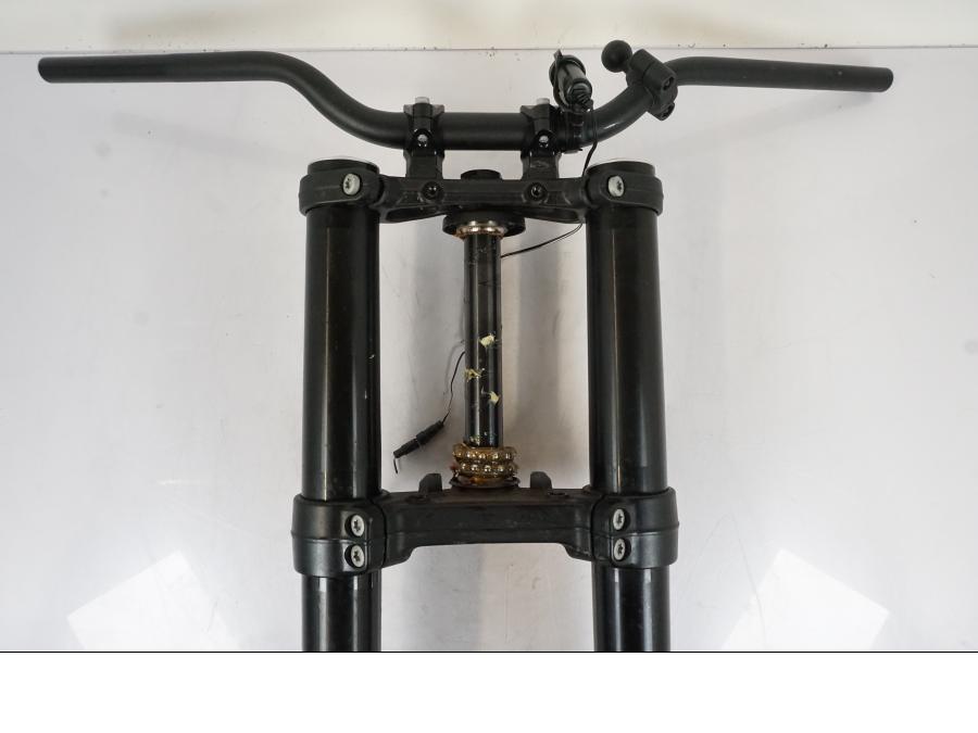 Vänster sida på Gaffelpaket från en KTM 790 Duke -2019 motorcykel.
