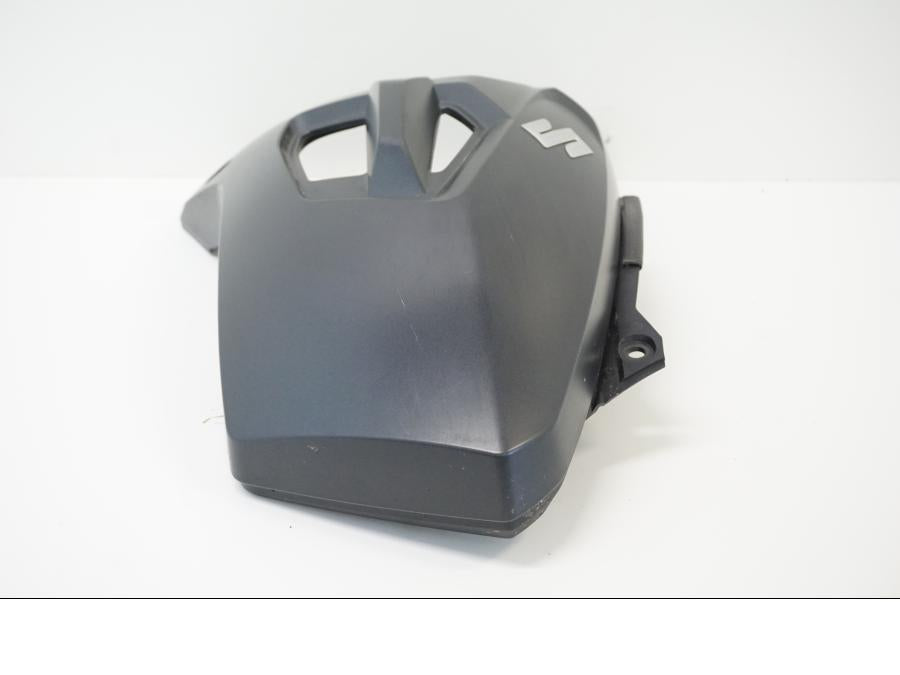 Baksidan på Bensintankskåpa från en Suzuki DL 1000 -2016 motorcykel.