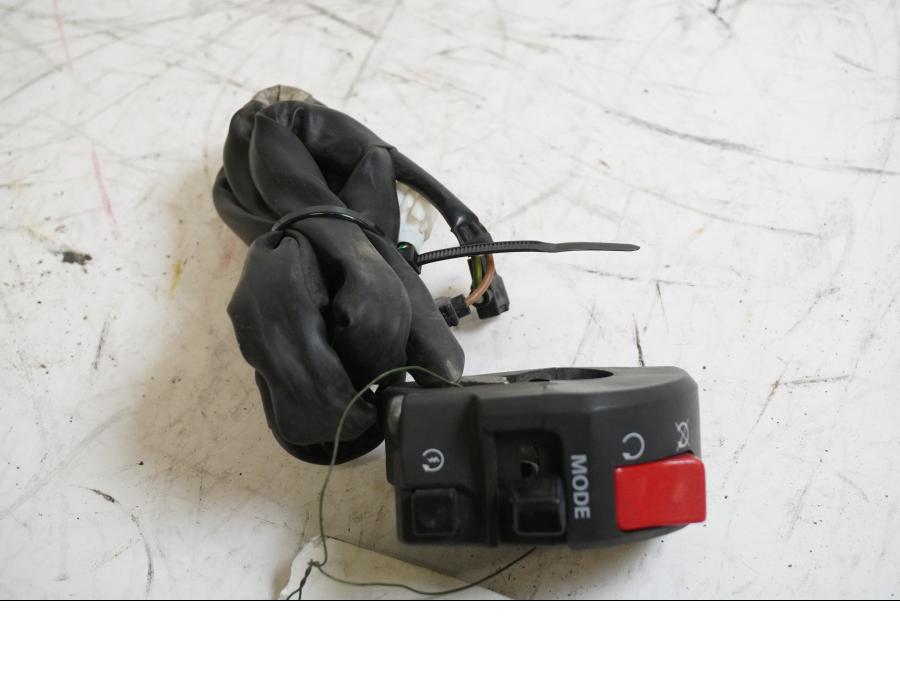 Framsidan på Styrelreglage från en Yamaha XT 1200 Z -2011 motorcykel.