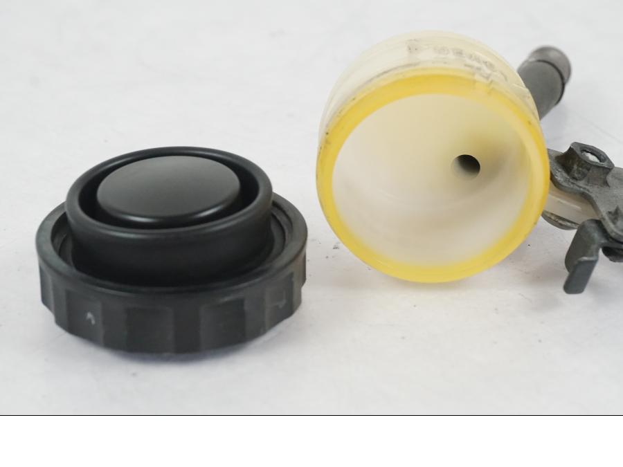 Snett nerifrån på Bromsvätskebehållare från en Kawasaki ZX-6R -2005 motorcykel.