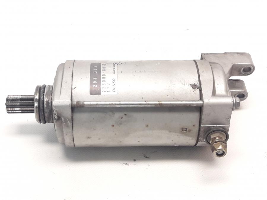 Framsidan på Startmotor från en BMW F 650 GS -2002 motorcykel.