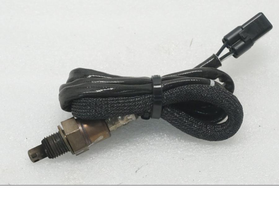 Framsidan på Lambdasond från en Kawasaki Z 400 -2020 motorcykel.