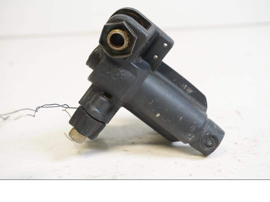 Vänster sida på Bromshuvudcylinder från en Ducati Monster 620 -2004 motorcykel.