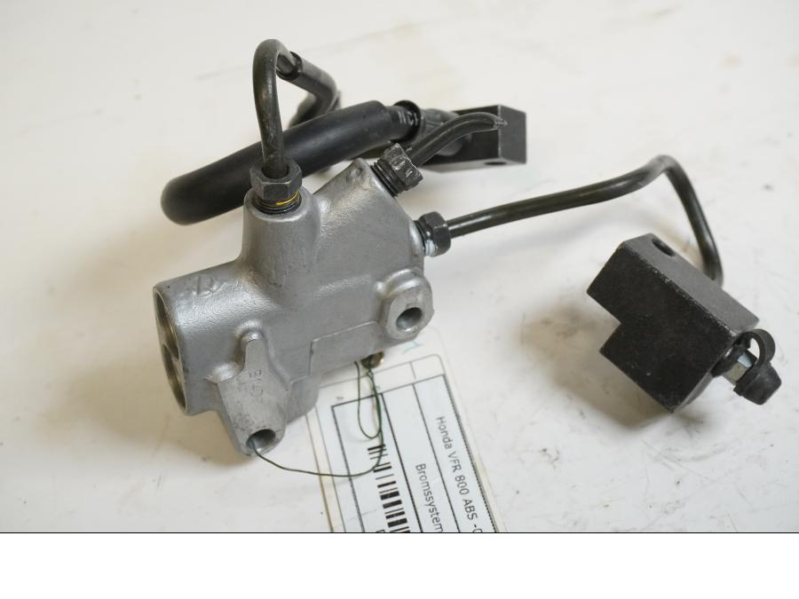 Framsidan på Bromsfördelare från en Honda VFR 800 -2008 motorcykel.