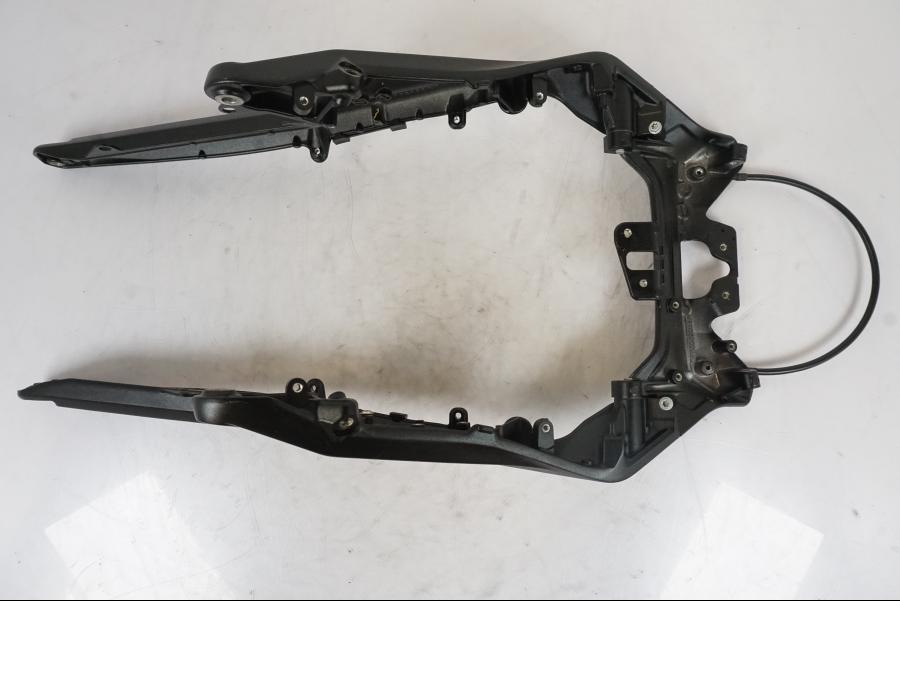 Vänster sida på Bakram från en KTM 1290 Super Duke R -2023 motorcykel.