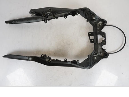 Vänster sida på Bakram från en KTM 1290 Super Duke R -2023 motorcykel.