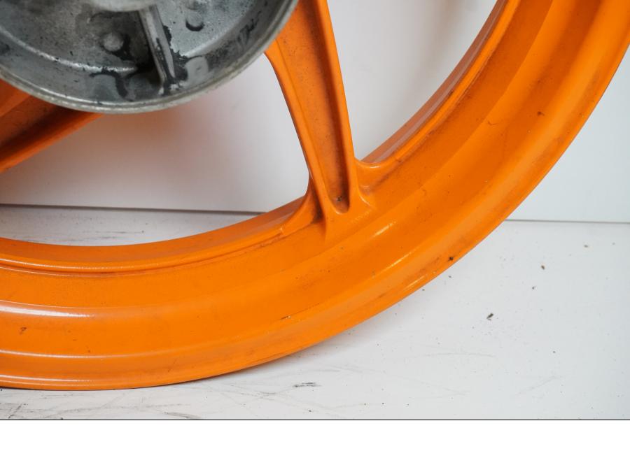 Vänster sida på Fälg från en Honda CBR 125 R -2011 motorcykel.