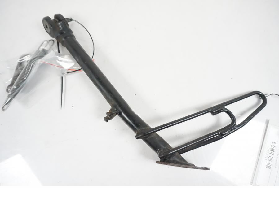 Snett nerifrån på Sidostöd från en BMW F 650 CS -2002 motorcykel.