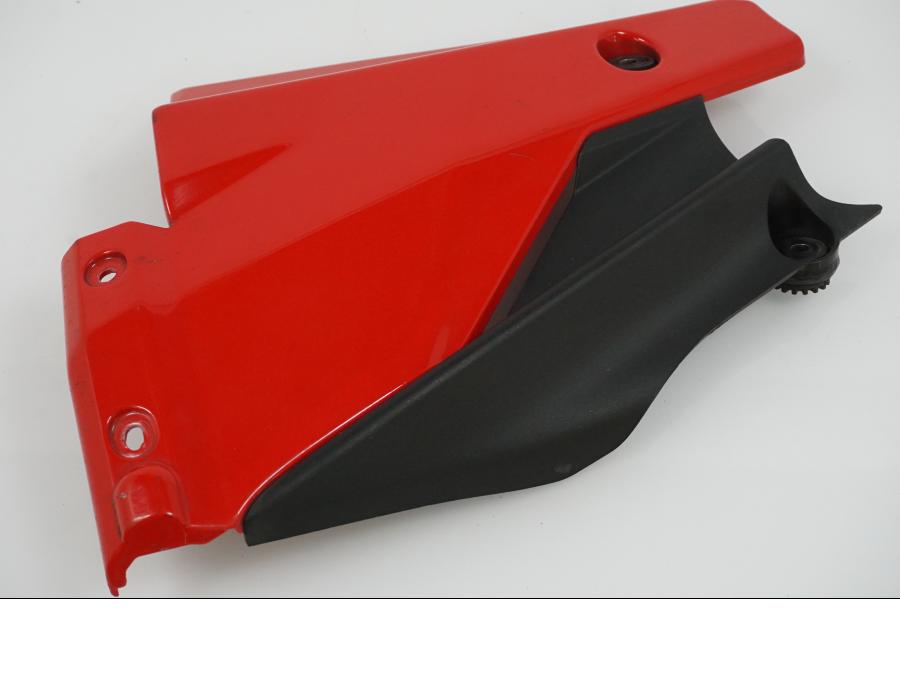 Framsidan på Kylarvinge från en Ducati Streetfighter 1098 -2010 motorcykel.