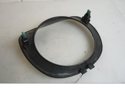 Höger sida på Strålkastarsarg från en Indian Chieftain Dark Horse -2019 motorcykel.