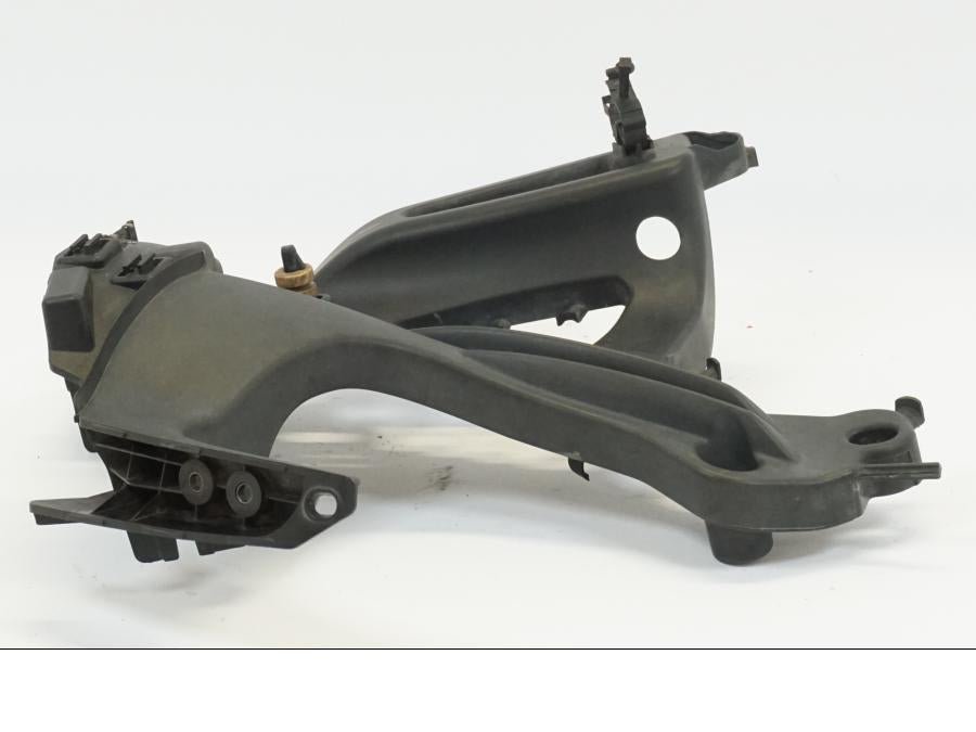 Vänster sida på Toppkåpstag från en BMW K 1200 S -2006 motorcykel.