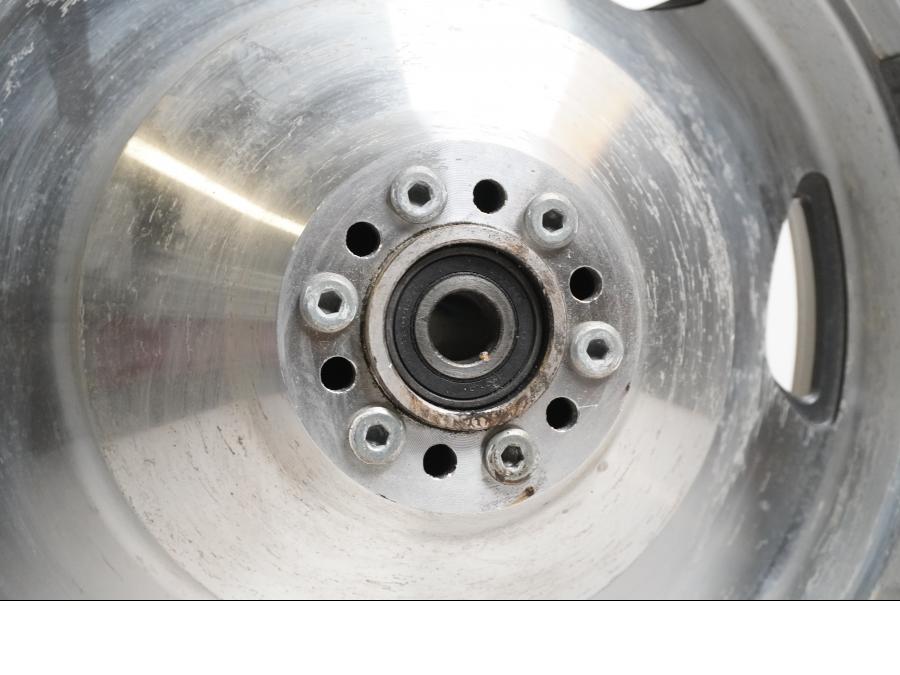 Baksidan på Fälg från en Suzuki VL 1500 -1998 motorcykel.