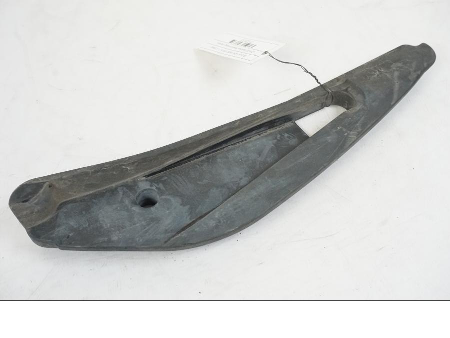 Höger sida på Bakskärmskromstag från en Suzuki VZR 1800 -2009 motorcykel.