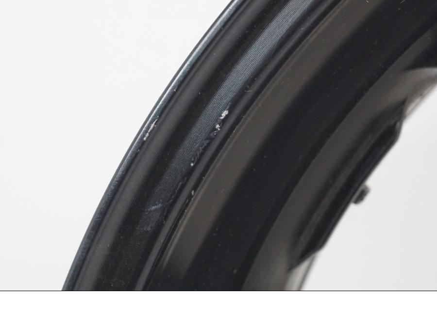 Snett nerifrån på Fälg från en Yamaha MT-07 -2019 motorcykel.