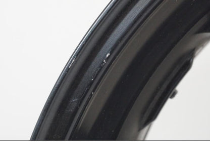 Snett nerifrån på Fälg från en Yamaha MT-07 -2019 motorcykel.