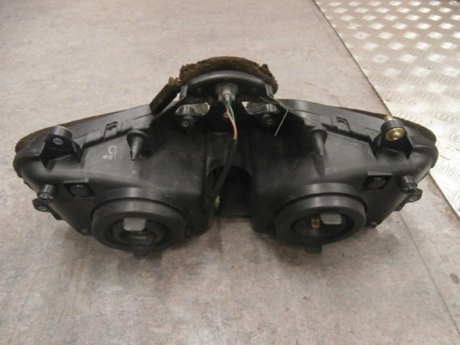 Baksidan på Strålkastare från en Honda CBR 600 RR -2003 motorcykel.