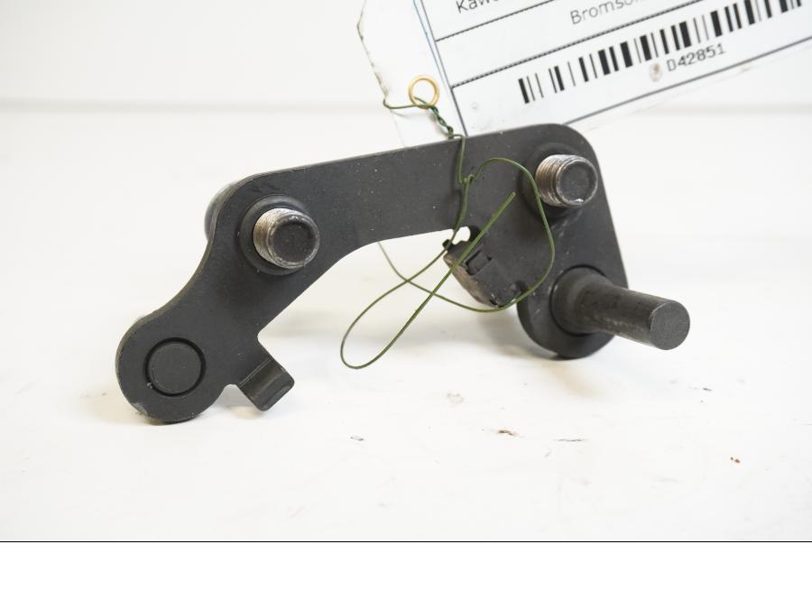 Framsidan på Bromsoksfäste från en Kawasaki Versys 650 -2007 motorcykel.