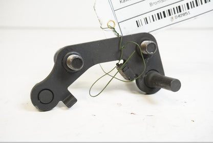 Framsidan på Bromsoksfäste från en Kawasaki Versys 650 -2007 motorcykel.