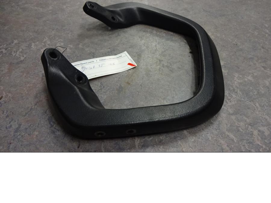 Snett uppifrån på Passagerarhandtag från en Triumph Sprint ST -2005 motorcykel.