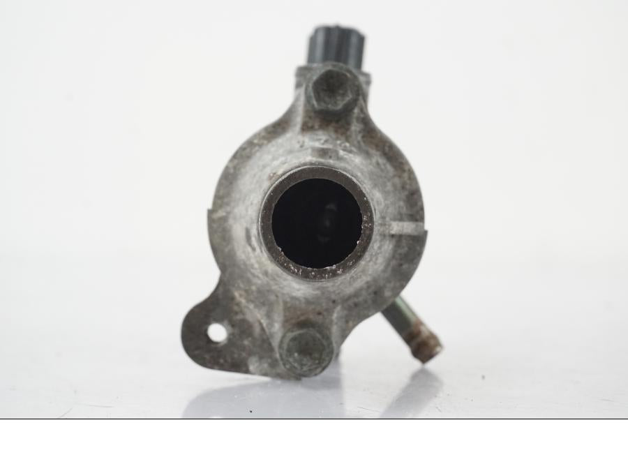 Snett uppifrån på Vattentermostathus från en Suzuki SV 650 S -2005 motorcykel.