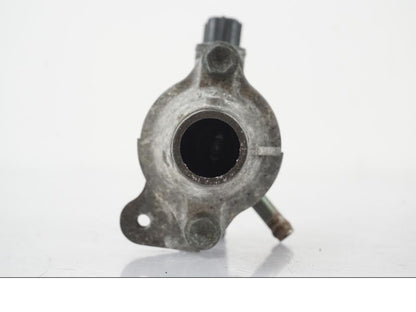 Snett uppifrån på Vattentermostathus från en Suzuki SV 650 S -2005 motorcykel.