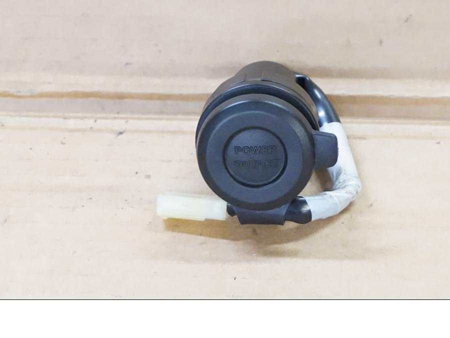 Framsidan på El uttag 12 V från en Yamaha MT-09 Tracer -2019 motorcykel.