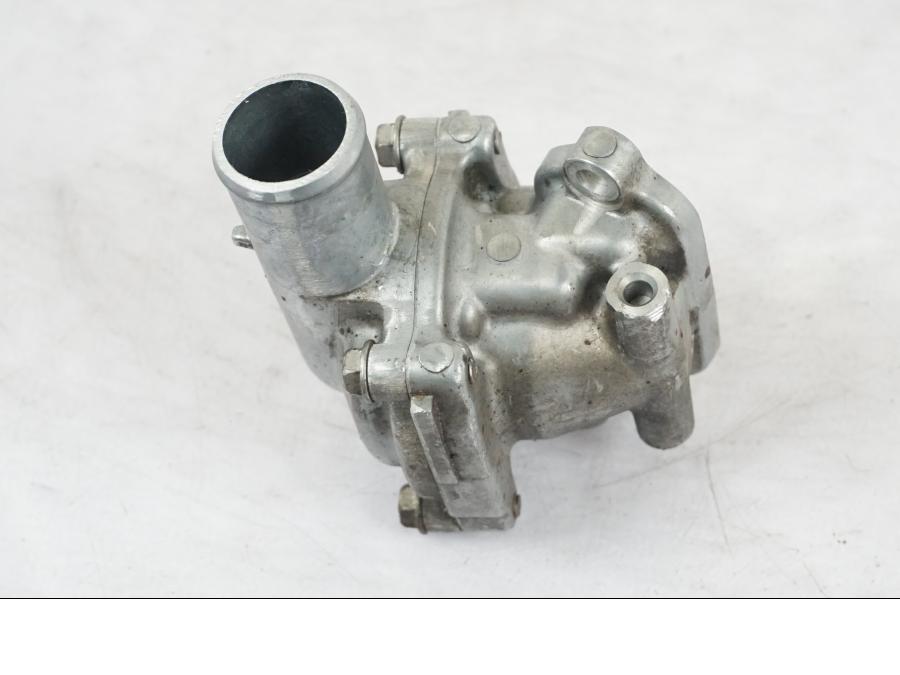 Vänster sida på Vattentermostathus från en Kawasaki Z 900 -2019 motorcykel.