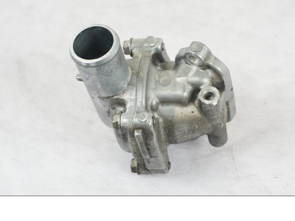 Vänster sida på Vattentermostathus från en Kawasaki Z 900 -2019 motorcykel.