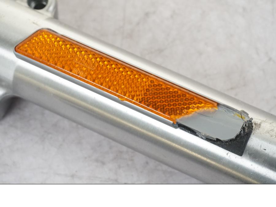 Vänster sida på Gaffelben från en H-D Dyna Super Glide FXDCI -2005 motorcykel.