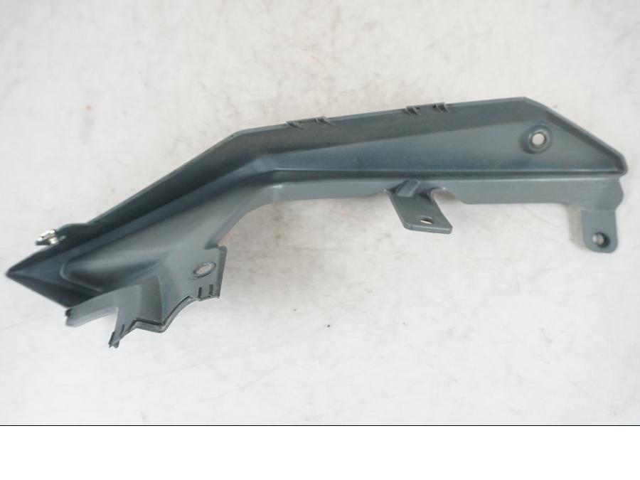 Snett nerifrån på Bakvinge från en Yamaha MT 125 -2017 motorcykel.