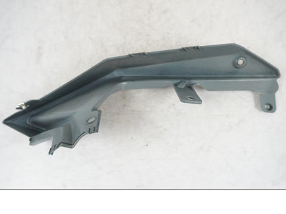 Snett nerifrån på Bakvinge från en Yamaha MT 125 -2017 motorcykel.