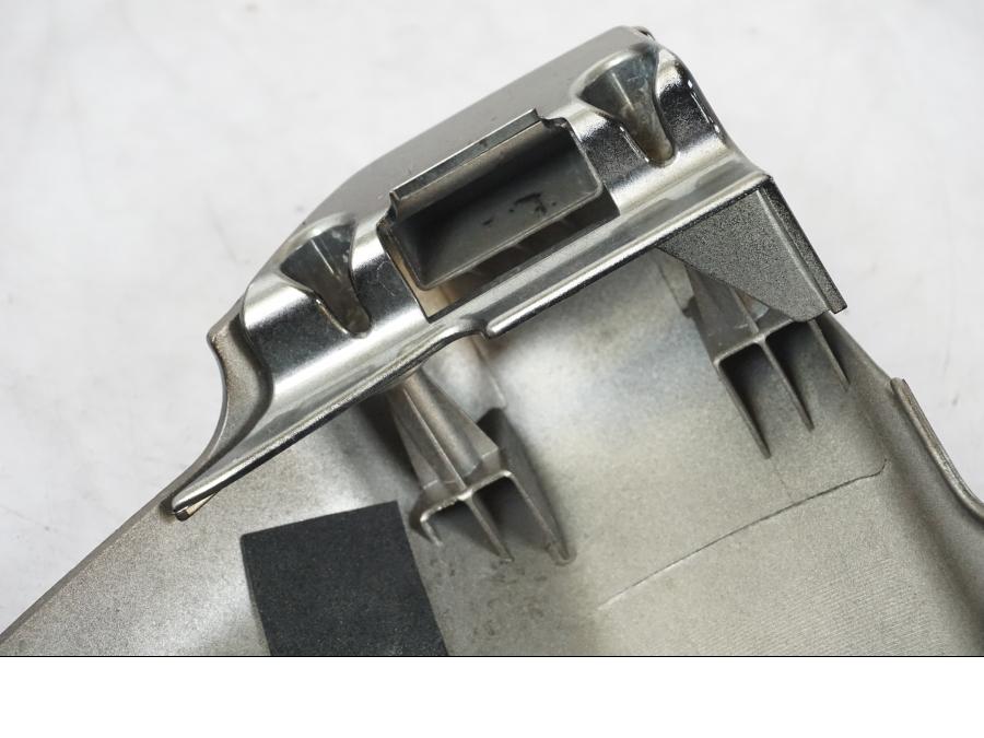 Snett uppifrån på Sidopanel från en Yamaha XVS 1100 -2004 motorcykel.