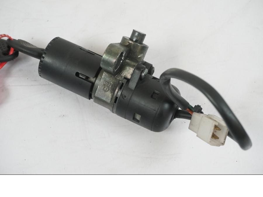 Höger sida på Låssats från en Aprilia RS 125 -2000 motorcykel.