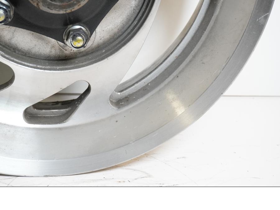Vänster sida på Fälg från en Honda VTX 1800 -2002 motorcykel.