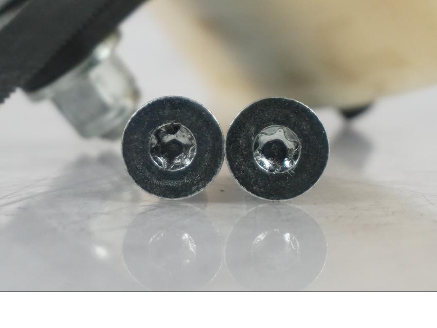 Baksidan på Kedjesträckare från en H-D Softail Standard FXST -2001 motorcykel.