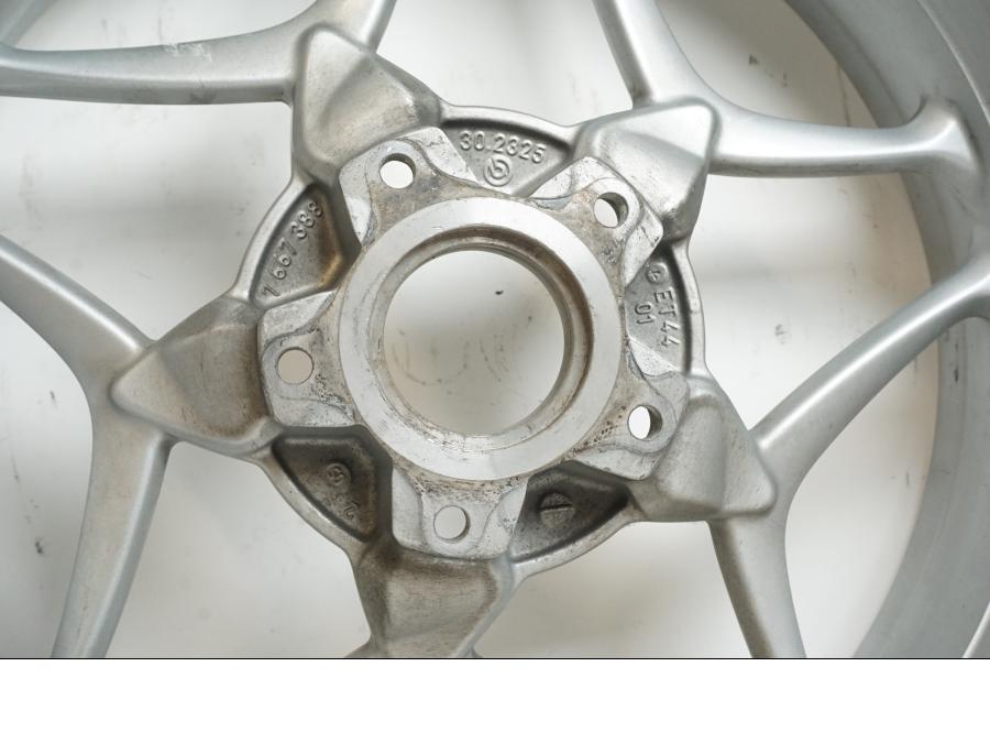 Baksidan på Fälg från en BMW R 1200 R -2009 motorcykel.