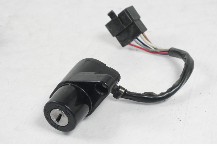 Vänster sida på <p>Låssats från Kawasaki VN 900 Classic 2008.</p>

<p>Tändningslås, tanklock, sadellås och 1st nyckel.</p> motorcykel.