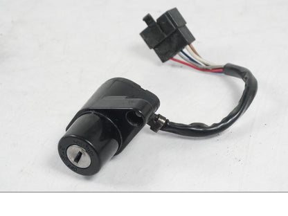 Vänster sida på <p>Låssats från Kawasaki VN 900 Classic 2008.</p>

<p>Tändningslås, tanklock, sadellås och 1st nyckel.</p> motorcykel.