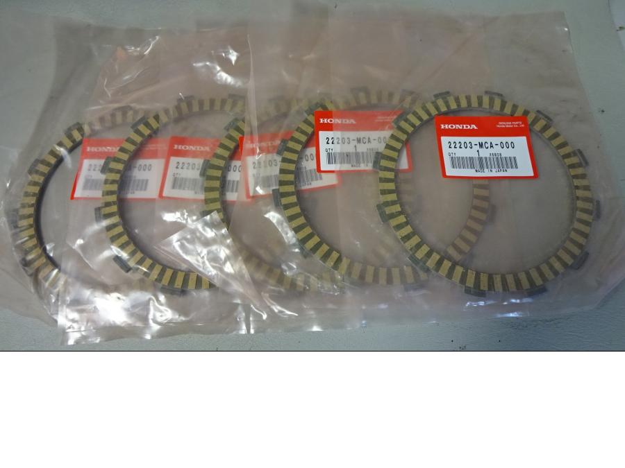 Framsidan på Koppling från en Honda GL 1800 -2014 motorcykel.