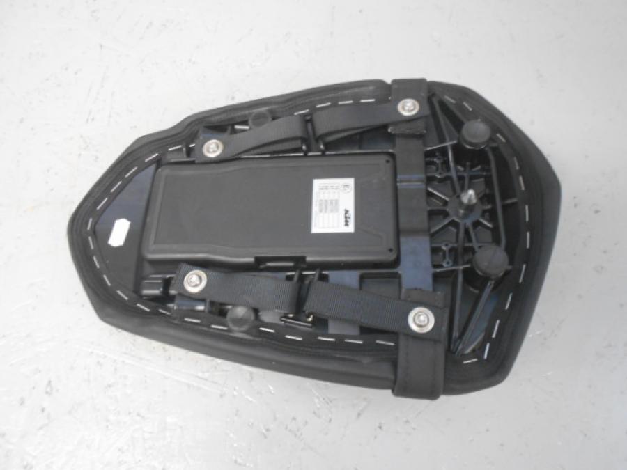 Baksidan på <p>Sadel bak från KTM 1290 Super Duke 2018.</p>

<p>Litet hål i klädseln se bild.</p> motorcykel.