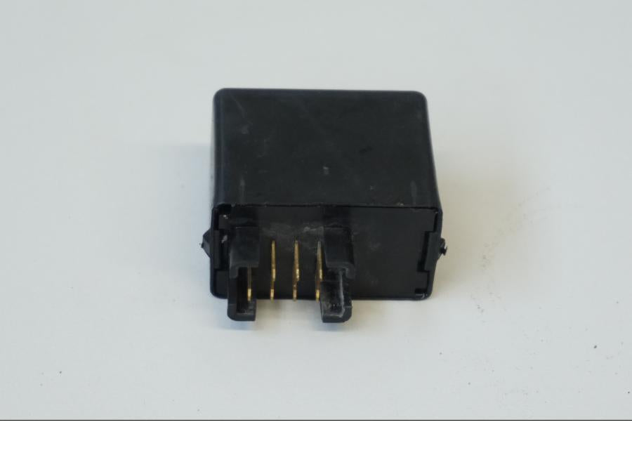 Baksidan på Blinkersrelä från en Suzuki GSX-R 1000 -2007 motorcykel.