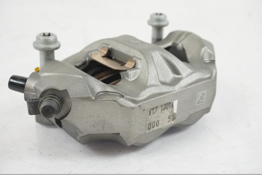 Höger sida på Bromsok från en KTM 1290 Super Duke R EVO -2023 motorcykel.