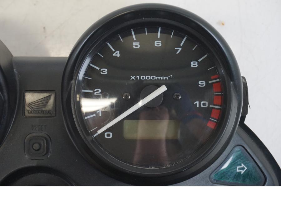 Höger sida på Instrumentpanel från en Honda XL 1000 V -1999 motorcykel.
