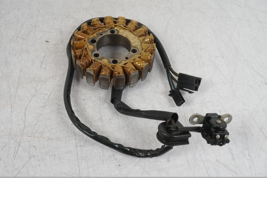 Höger sida på Generator från en Suzuki VZ 800 -2000 motorcykel.